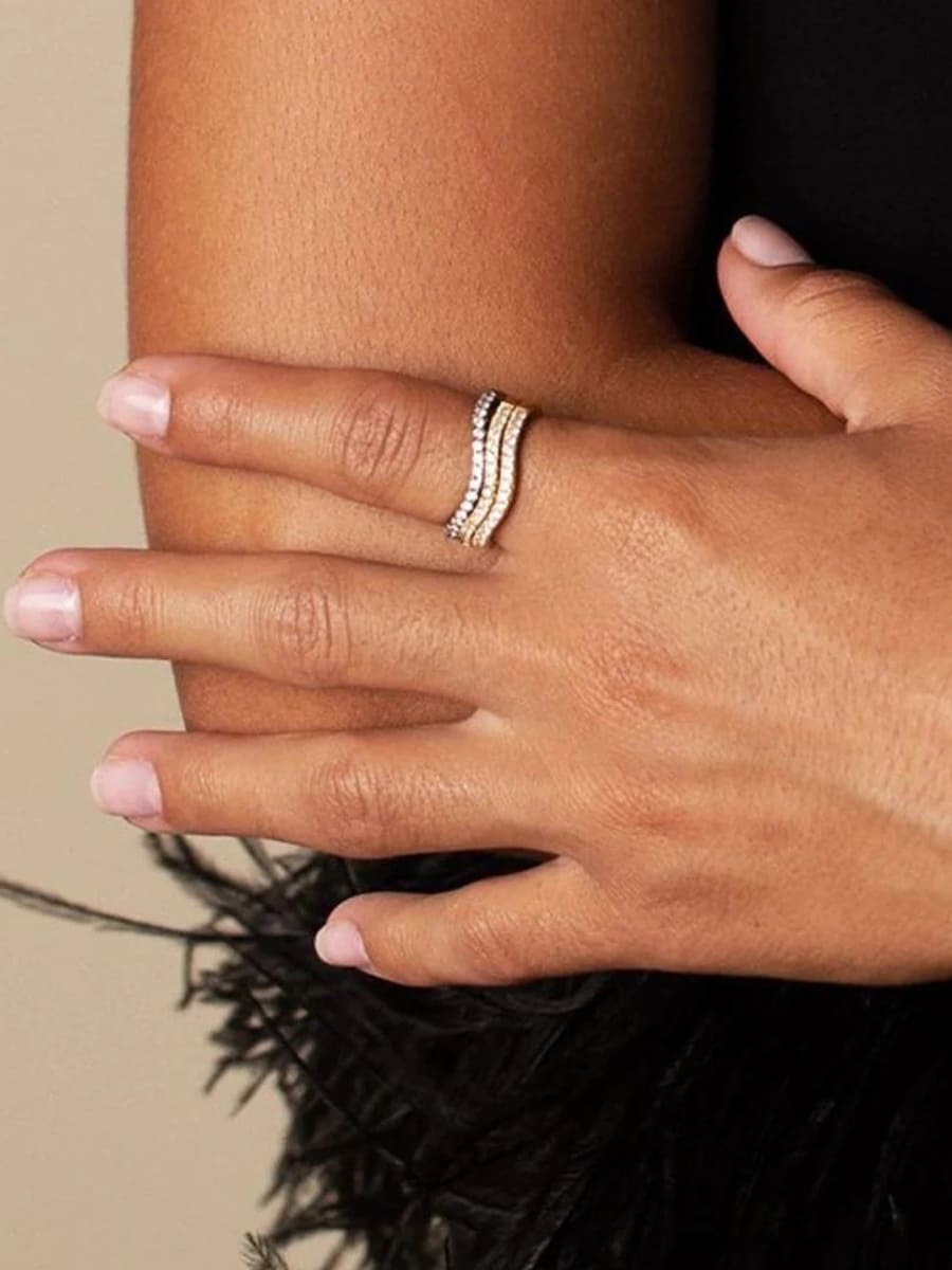 Elegantní prsten s diamanty zasazenými v vlnovém designu